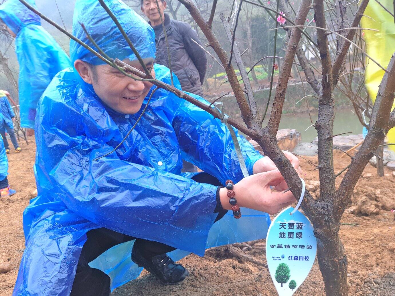 image_text__employee_planting